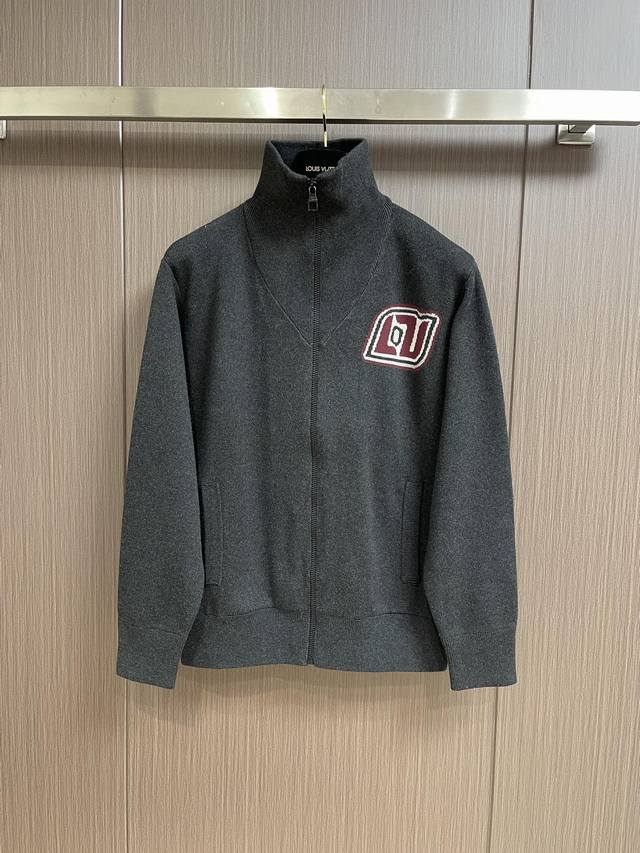 Lv路易威登1854提花针织羊毛开衫毛衣外套Louis Vuitton Studios羊毛衫开衫毛衣外套24Ss新款棉质针织束腰夹克以提花嵌花工艺勾勒品牌标识，