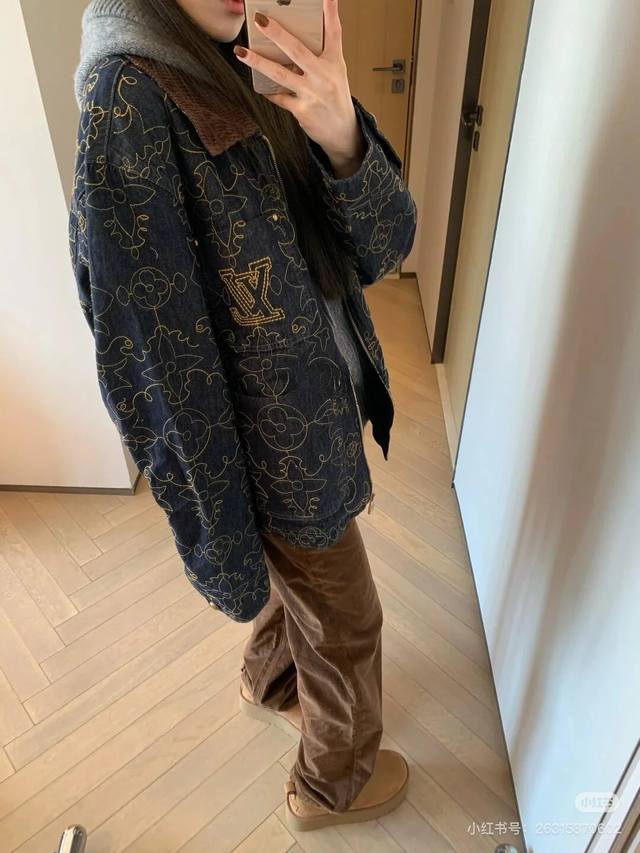模特图 Louis Vuitton 路易威登 Old Money 老钱风 全身金线刺绣牛仔工装夹克这款牛仔工装夹克采用 Fw24 秀的 Lv 阿拉伯式图案，为