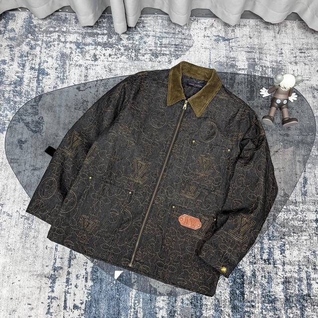 Louis Vuitton 路易威登 Old Money 老钱风 全身金线刺绣牛仔工装夹克这款牛仔工装夹克采用 Fw24 秀的 Lv 阿拉伯式图案，为 Mono