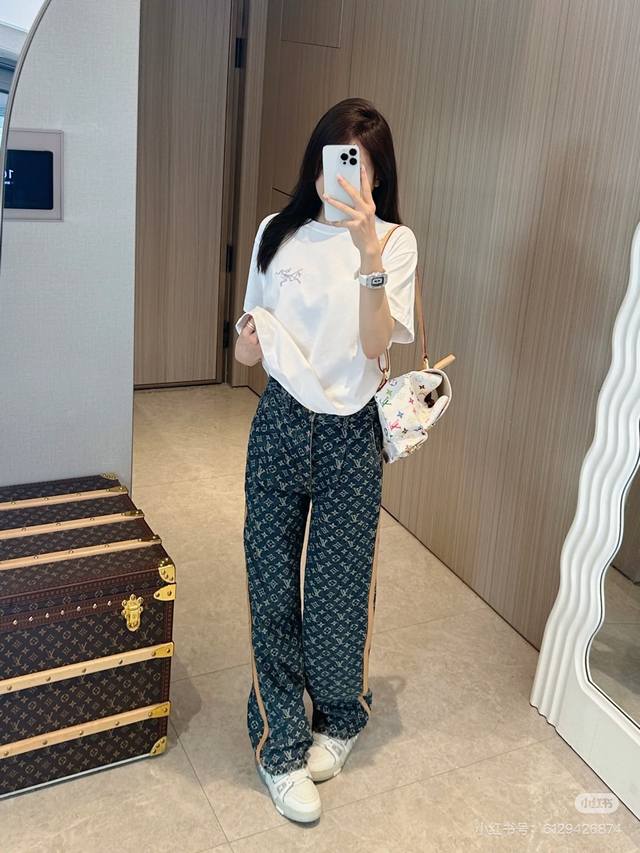 顶级版本 模特图 王鹤棣同款 Louis Vuitton 路易威登 Lv25Ss早春满印侧边皮条水洗蓝牛仔裤提花款 面料水洗质感满分 侧边皮条点缀得非常完美 这