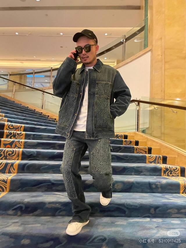 外套 裤子 黑色 模特图 顶级复刻！Louis Vuitton驴家24Ss新款浮雕压花牛仔套装1:1最高版本，细节满分将Monogram压纹口袋融入悠闲工装轮廓
