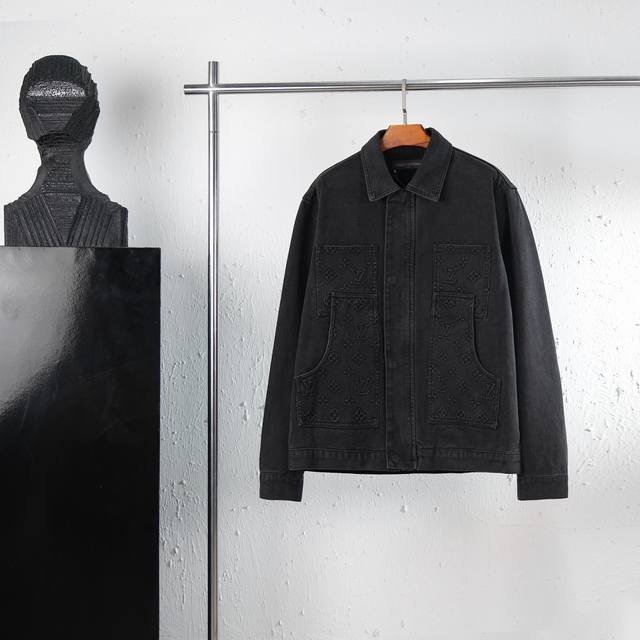 顶级复刻 Louis Vuitton驴家24Ss新款浮雕压花牛仔夹克外套1:1最高版本，细节满分将Monogram压纹口袋融入悠闲工装轮廓，可与同款工装裤共筑潮