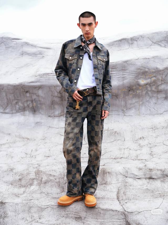 外套 牛仔裤 模特图 Louis Vuitton 24Fw 路易威登新款限量棋盘格拼接水洗蓝牛仔外套牛仔裤套装 Lv Distorted Damier 24年秋