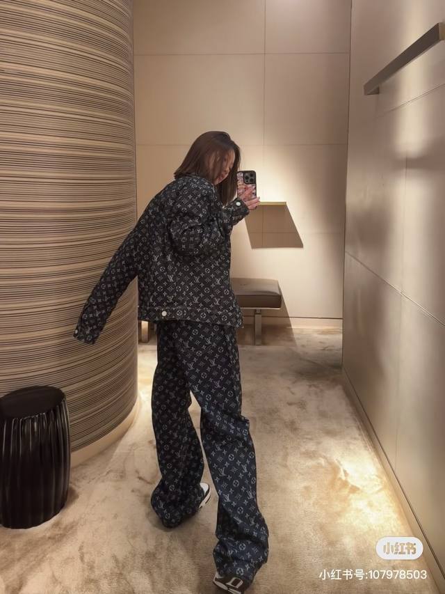 外套 裤子 模特图 Louis Vuitton &路易威登最新款经典提花套装外套裤子在七月初惊艳亮相的Monogram Dust系列！！纽扣是珍珠母贝设计，简直