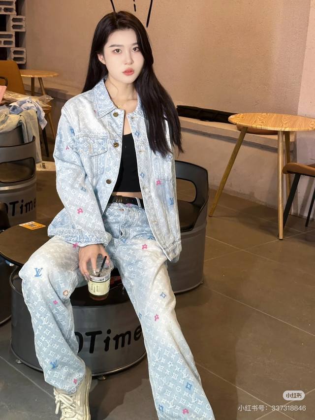外套 裤子 模特图 顶级复刻！- Louis Vuitton X Tyler 24Ss Lv小花字母刺绣翻领单排扣牛仔外套裤子套装 男女同款 -Jj林俊杰｜龚俊