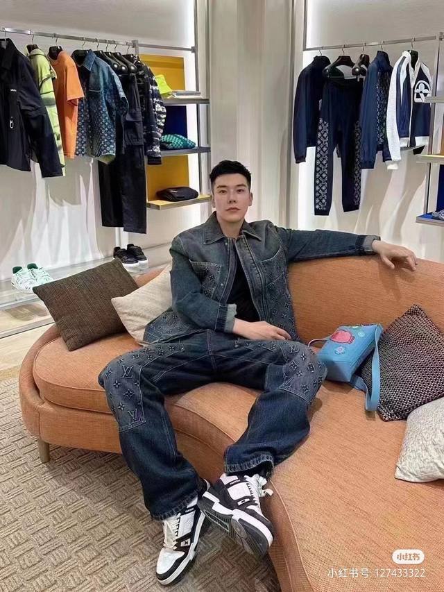 外套 裤子 蓝色 模特图 顶级复刻！Louis Vuitton驴家24Ss新款浮雕压花牛仔套装1:1最高版本，细节满分将Monogram压纹口袋融入悠闲工装轮廓