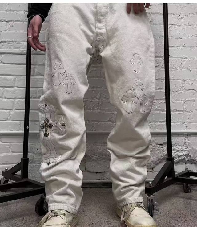 模特图 Chrome Hearts 克罗心 25Fw Ch顶级牛仔大十字架贴皮牛仔裤 白色 克罗家白色牛王牛仔裤克罗心里面颜色最能打的裤子啦啦啦采用珠帆布面料，