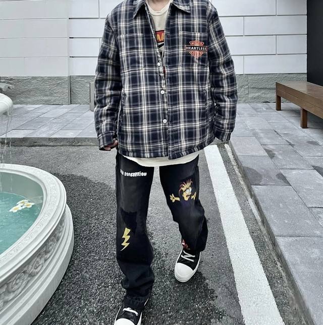 模特图 Carhartt & 卡哈特 辛普森涂鸦阔腿伐木工装裤- 整体剪裁采用了立体结构剪裁 拼接工装视觉效果极佳，工装设计，简约而不简单灵感源自八十年代复古，