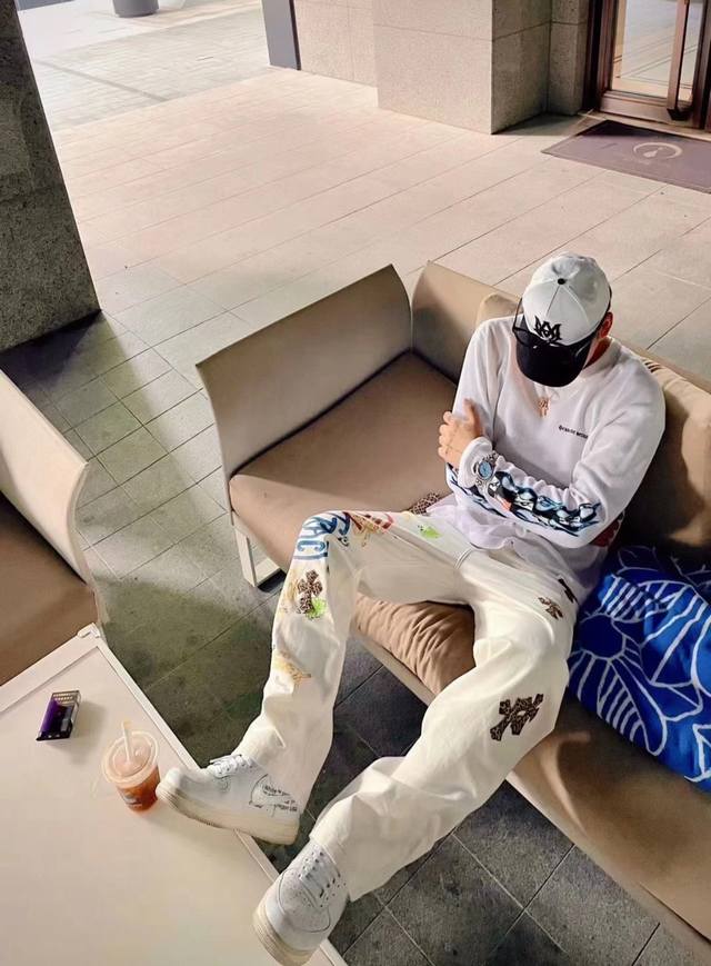 模特图 Chrome Hearts & 克罗心 白底拼豹纹中古涂鸦绘画高街牛仔裤克罗心里面颜色最能打的裤子啦啦啦采用珠帆布面料，重工水洗使面料上身更有质感，裤型