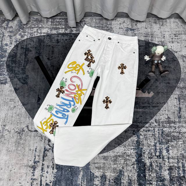 Chrome Hearts & 克罗心 白底拼豹纹中古涂鸦绘画高街牛仔裤克罗心里面颜色最能打的裤子啦啦啦采用珠帆布面料，重工水洗使面料上身更有质感，裤型挺拔！整