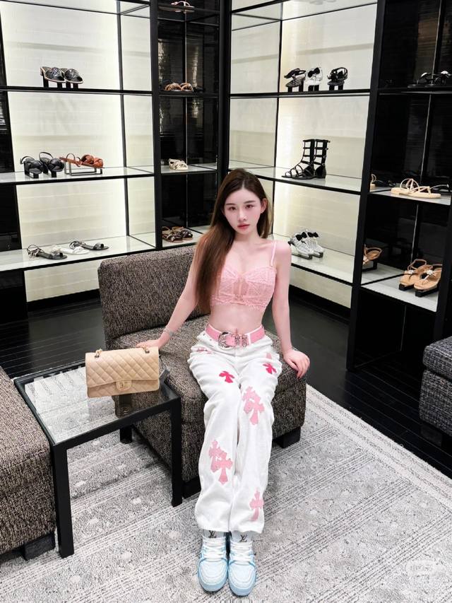 模特图 Chroe Hets Ch克罗心贴皮牛仔裤 定制金属扣 裤腿水洗做旧撕边天花板级牛仔裤 专柜一条难求关于藏银这是一个绝顶奢华的时尚品牌也可以被称之为高街