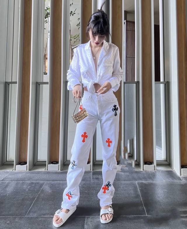 模特图 Chrome Hearts｜克罗心2025新款橙色蓝豹纹十字架拼皮情侣款水洗宽松牛仔裤 不同水洗质感的款式，对腿细腿粗人士十分友好，直筒宽松的版型十分修