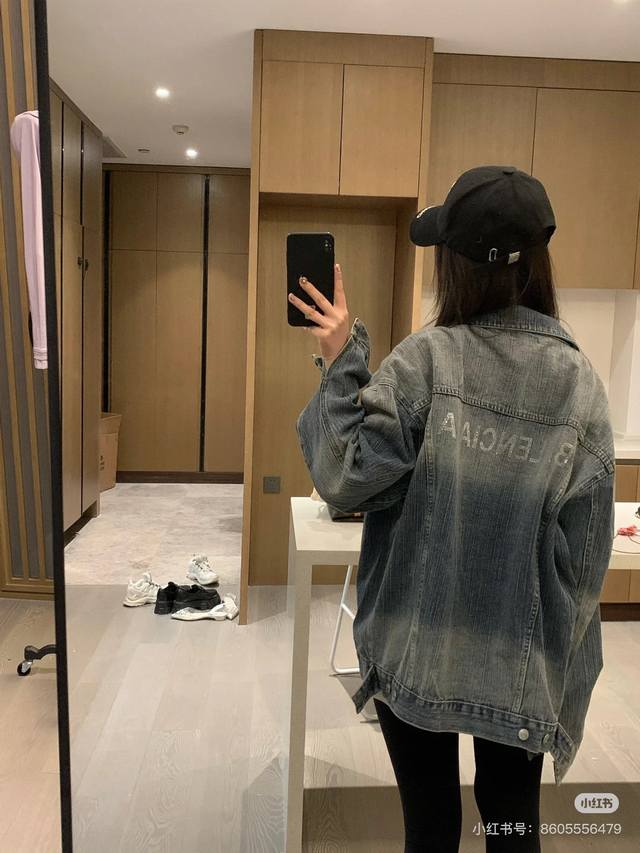 模特图 顶级复刻！巴黎世家Balenciaga Fw秋季新款水钻字母牛仔夹克外套属于敲级实用经典衣橱B备的单品了，男友风版型随性又慵懒，凹造型必备~牛仔外套，版