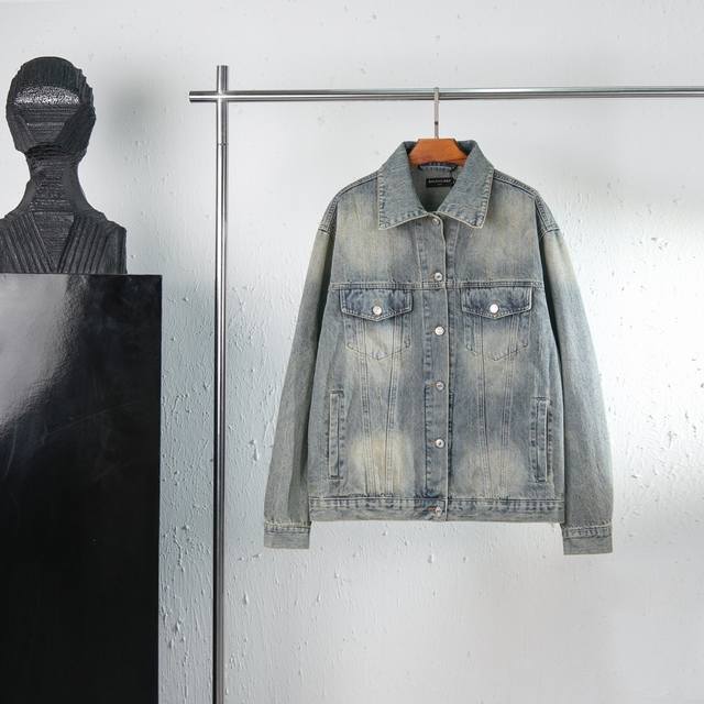 顶级复刻 巴黎世家Balenciaga Fw秋季新款水钻字母牛仔夹克外套属于敲级实用经典衣橱B备的单品了，男友风版型随性又慵懒，凹造型必备~牛仔外套，版型显瘦，
