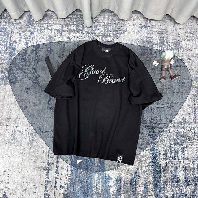 市场顶级版本Goodbrand 2025Ss Good花体烫片小花轻奢时尚高级感短袖 纯棉面料 印花烫钻工艺 全套辅料细节 Yb内置洗衣袋 还原1比1 男女同款