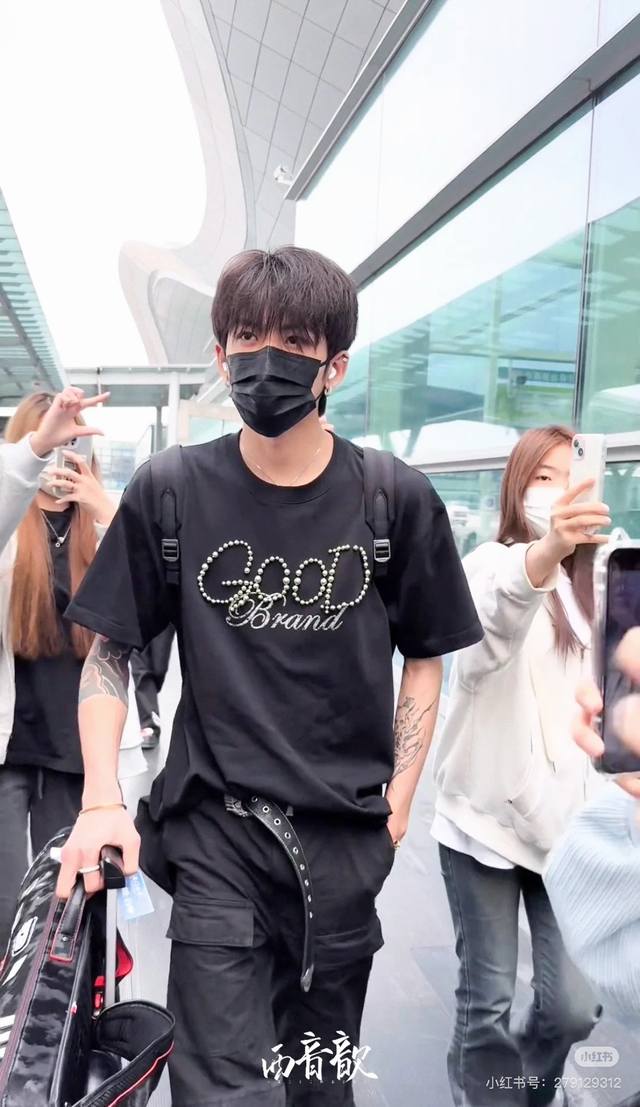 模特图 顶级品质 放心对比 定制包装袋Goodbrand 25Ss珍珠刺绣重磅短袖T恤 Yb一比一开发 %棉 采用订色订染毛圈纯棉衣面，320G双股B1134双