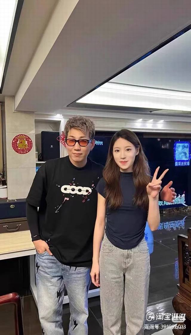 模特图 Goodbrand 泼墨字母Logo圆领宽松短袖T恤 男女同款 黑色圆领短袖T恤 男女同款 黑色 白色～采用320G面料 各大明星网红纷纷上身 上身版型