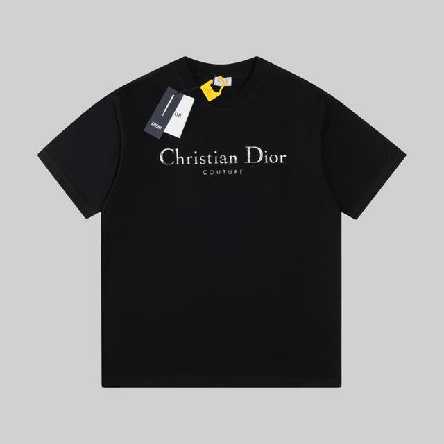 高版本Dio*25Ss新款 Christian Dior Couture T 恤是二零二五秋季男装系列新品，为衣橱的经典单品增添时尚气质。采用蓝色仿旧效果棉质平
