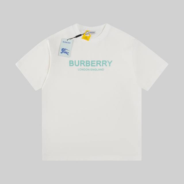 高版本Bbr字母Logo印花标识情侣款短袖T恤 经典英伦风尚，尽在这件Burb**短袖。精选100%纯棉面料，触感柔软亲肤，穿着舒适透气 。简约圆领设计，百搭不