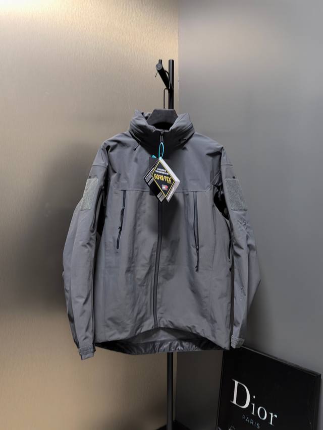 顶级版本 Arcteryx Leaf Aha Gen2军鸟黑色细节补充防水保暖的面料成份包括：坯布100％锦纶＋高透白＋20D特立可得 锦纶 ＋杜邦特氟龙防泼水