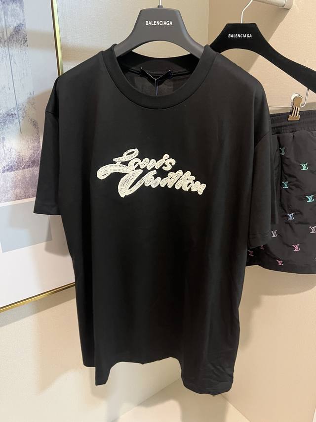 Size:S M L Xl 2配色：黑色、白色1V 黑色拉菲草字母短袖面料采用15S 230精棉平纹面料，罗纹采用32S 300G双纱螺纹。本款T恤为轻盈棉质针
