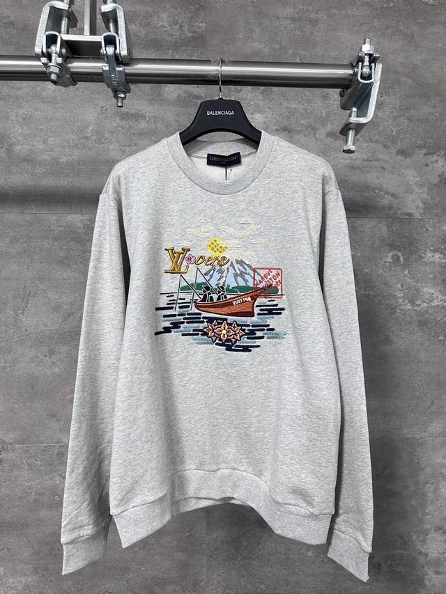 Lv 25Ss新款棉质运动衫援引 2025 秋冬秀场的图纹元素，以明丽刺绣描绘 Pharrell Williams 与 Nigo 于田园风光中悠然垂钓的画面，见