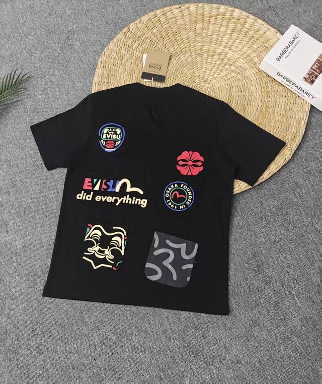 九口袋印花标志短袖货号：5011尺码：S M L Xl Xxl这件短袖T恤以印花图案打造，吸引街头众人目光，展现复古的潮流风格。以多口袋元素打造不一样的效果，令