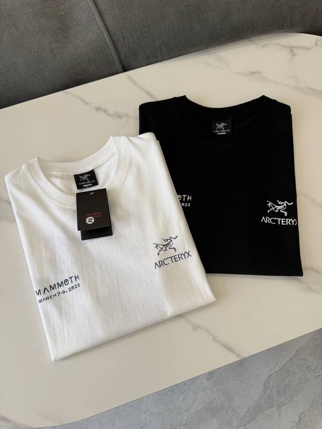 Arc'teryx 始祖鸟 Mammoth联名款 Logo印花休闲短袖T恤采用高支精梳纯棉面料，质地柔软亲肤，透气性出色，四季皆宜。拥有良好的垂坠感与弹性，穿着