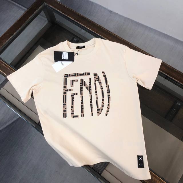 Fendi 芬迪 2025最新情侣款纯棉T恤！260克定制棉，面料柔软舒适，全新设计灵感，极具时尚代表性！品牌新元素印花设计！手感舒适透气！极为时尚耐看有腔调，