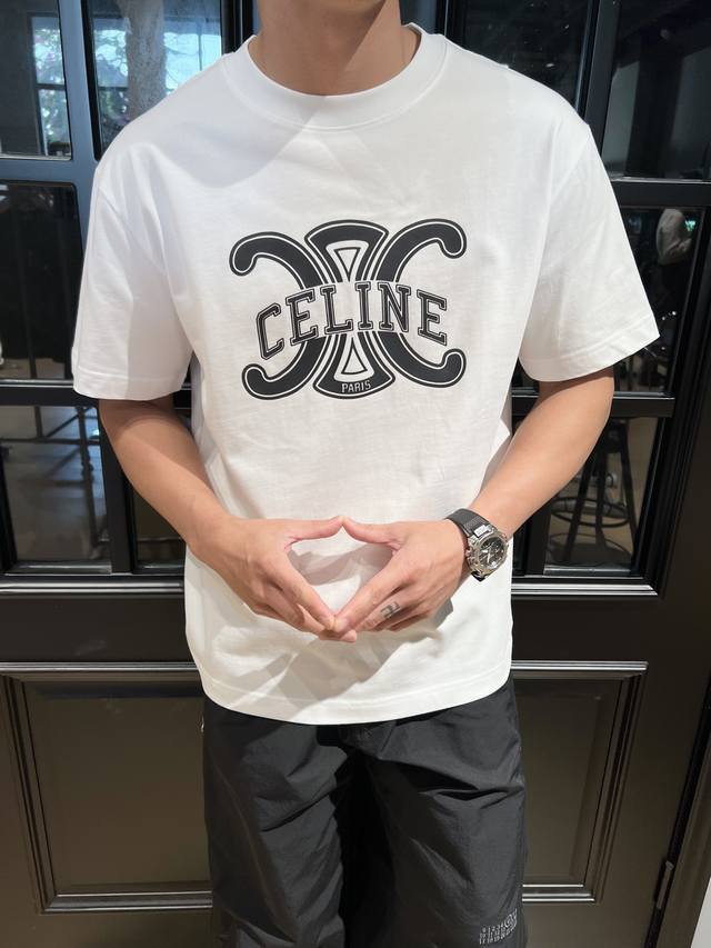 Celine 新款 T 恤美炸啦！字母 Logo 印花，时尚吸睛圆领短袖，舒适自在宽松休闲，随性又洒脱纯棉半袖，亲肤柔软赶紧穿上它，成为街头靓仔颜色：黑、白码数