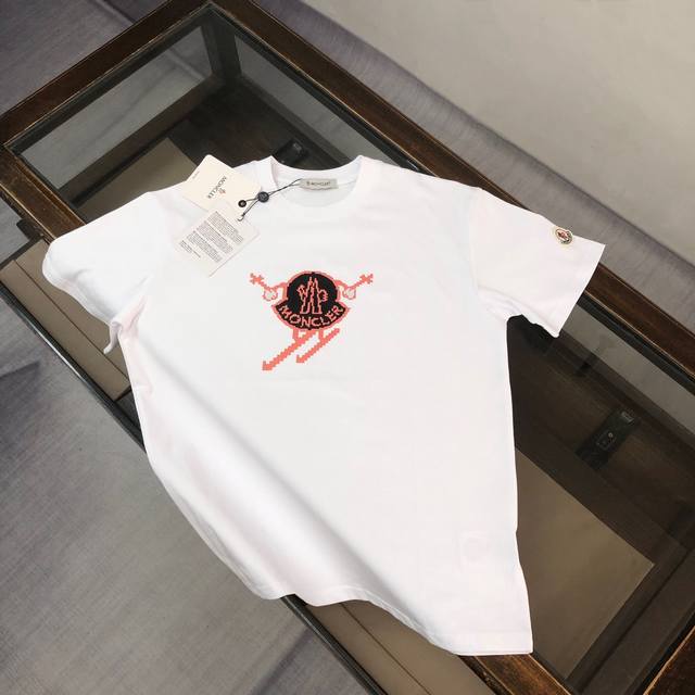 Mon*Cler 蒙口 2025最新款情侣款品牌Logo印花图案圆领短袖 情侣T恤～～ 春夏新品 高品质 时尚百搭潮款 定制进口面料 ！穿着舒适 透气 时尚不失