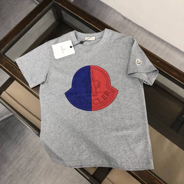 Moncler 蒙口2025新款男士圆领短袖 情侣T恤 春夏新品 高品质 时尚百搭潮款 定制进口面料 穿着舒适 透气 时尚不失个性 上身休闲随性 帅气有型 彰显