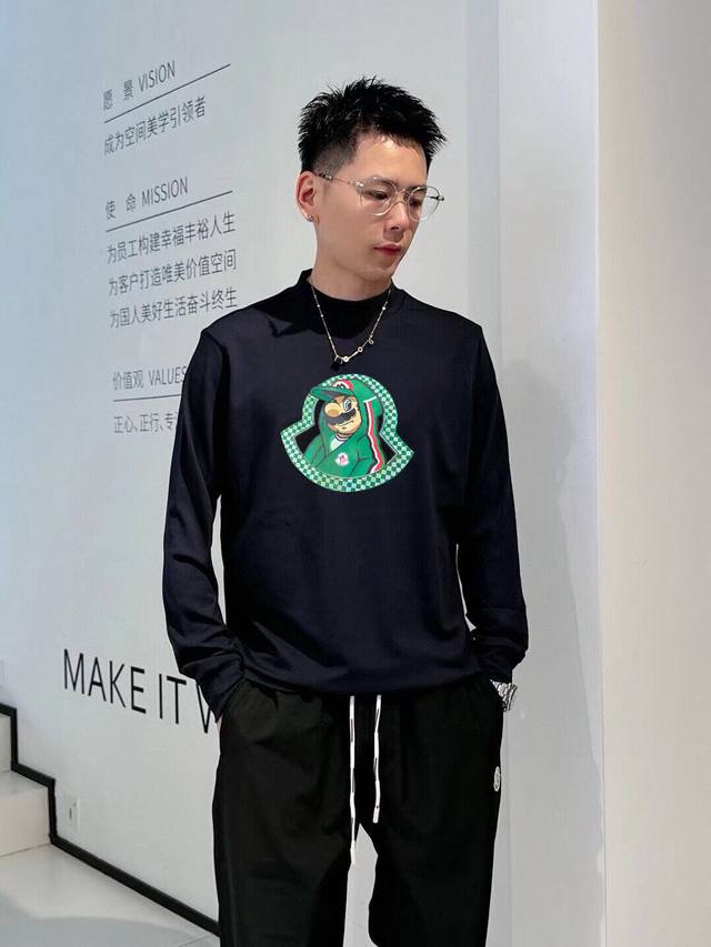 蒙口秋冬新款 长袖T 恤超酷的呀！胸前印花 Logo 超醒目，好帅气！宽松圆领，舒适又自在。重磅纯棉，质感一流！随便搭都很潮，爱了爱了。赶紧穿起来呀！颜色：黑、