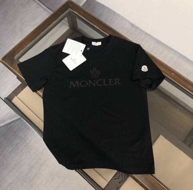 Moncler 蒙口 2025新款男士圆领短袖 情侣T恤 春夏新品 高品质 时尚百搭潮款 定制进口面料 数 穿着舒适 透气 时尚不失个性 上身休闲随性 帅气有型