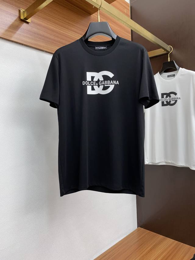 Dg 2025春夏新款首发专柜最新款短袖圆领T恤 高端订制 设计前卫时尚！品牌Logo重工艺设计 高端定制丝光棉面料.手感柔软.穿着舒适.专柜级别精致车线.做工
