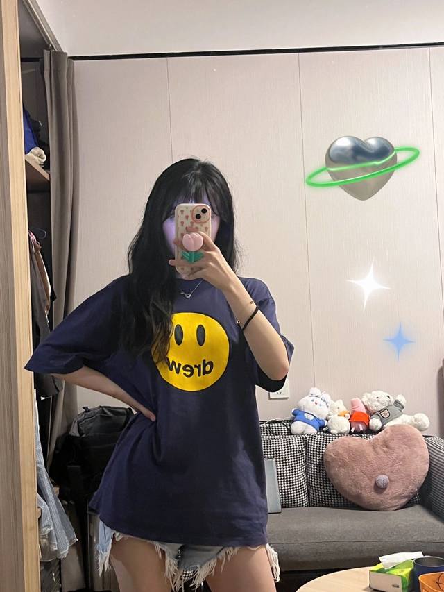 Drew House 22Ss 笑脸字母印花短袖上身效果面料：240克双纱高密度纯棉面料- 工艺: 整件衣服采用精密压花工艺- 男女同款均可驾驭- 尺码： M