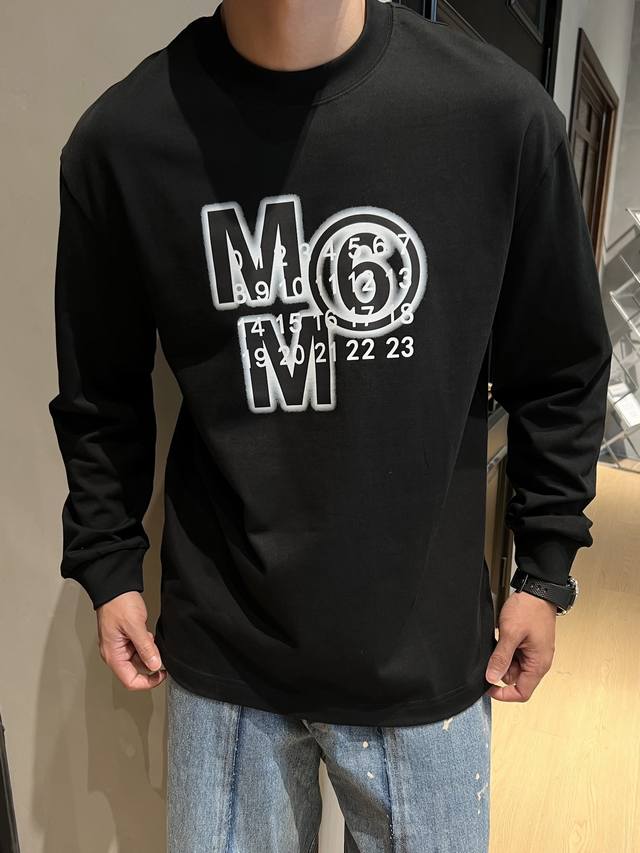 Maison Margiela 马吉拉 Mm6 的这款数字印花长袖 T 恤太酷啦！男女都能穿，宽松版型超自在数字印花个性独特当打底衫也很出彩赶紧和另一半一起安排