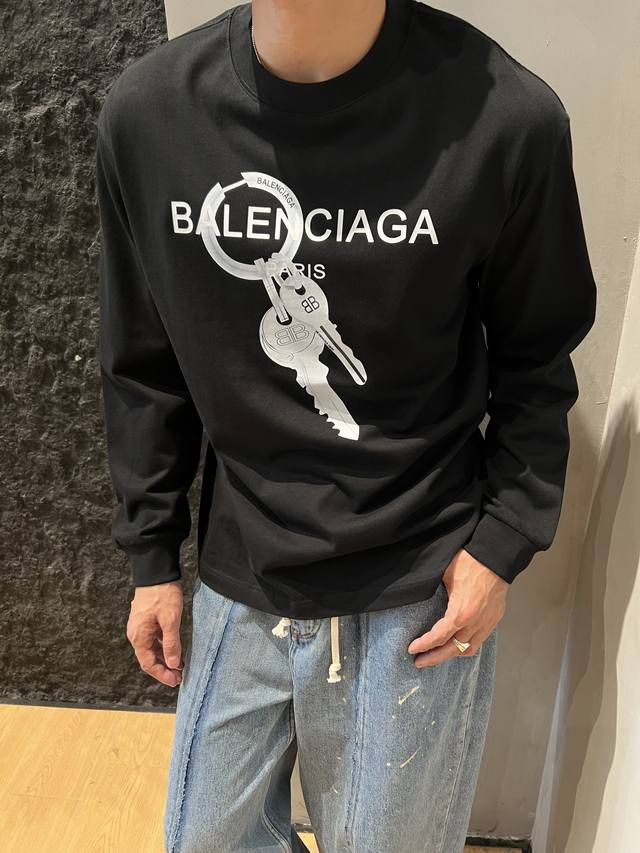 巴黎家 早秋新款长袖 T 恤简直绝绝子！钥匙扣字母印花超有特色男女同款，一起穿出高端休闲范宽松的上衣版型，舒适又自在爱了爱了，赶紧安排颜色：黑、白码数：S-Xl
