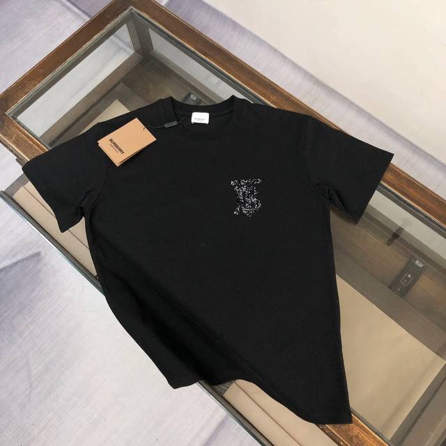 Bur*Berry 巴宝莉 最新款经典款情侣款短袖T恤～品牌Logo重工艺设计～面料上身舒适透气，不僵硬，修身的剪裁，采用高定定制纯棉面料！上身舒适有型，内搭单