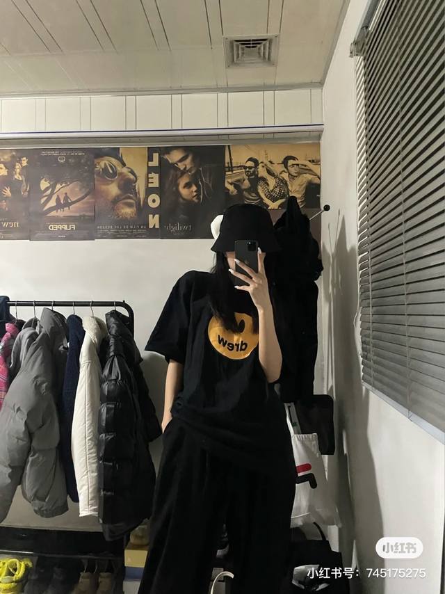 Drew贾斯汀比伯同款短袖美式街头风休闲宽松经典笑脸T恤，辅料以及做工细节：后领织带包边延伸到肩部加固，注意细节井口与肩膀处的衔接处打了倒针，更加无缝衔接，收到