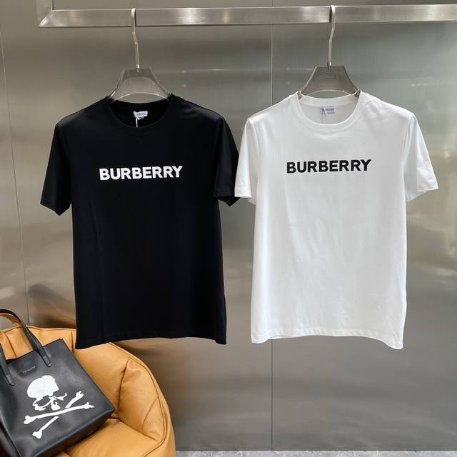 Burberry基础T恤 黑白之间的经典格调胸前简洁醒目的“Burberry”字母，瞬间彰显品牌魅力，经典又百搭。面料柔软亲肤，穿着超级舒适，S～Xl。下单报身