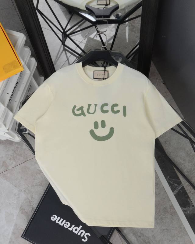 Gucci 古驰笑脸字母印花圆领短袖T恤面料：240克双纱高密度纯棉面料- 工艺: 整件衣服采用精密压花工艺- 男女同款均可驾驭- 尺码： M L Xl Xxl