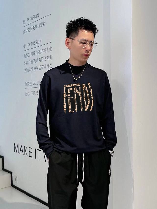 芬迪 秋冬季新款长袖T恤 打底衫必备 采用优质棉质面料！亲肤舒适！前Logo设计，版型设计上身腔调十足，裁剪工艺走线工整！码数：S-Xl 。下单报身高体重