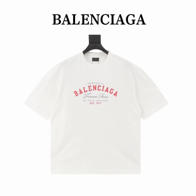 Balenciaga 红色宣言创意印花T恤 标识符号的几何革命。本系列新品以猩红与冷白 深蓝的视觉博弈，重构字母印花的极简叙事。重磅棉料以纯色基底托住高饱和红，