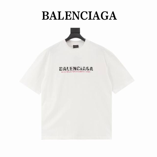 Balenciaga 简约龟裂字母T恤。巴黎的美学公式｜把时间痕迹穿成宣言。当极简主义被赋予末日浪漫想象，这件龟裂字母T恤便成了巴黎世家信徒的接头暗号。做旧涂层