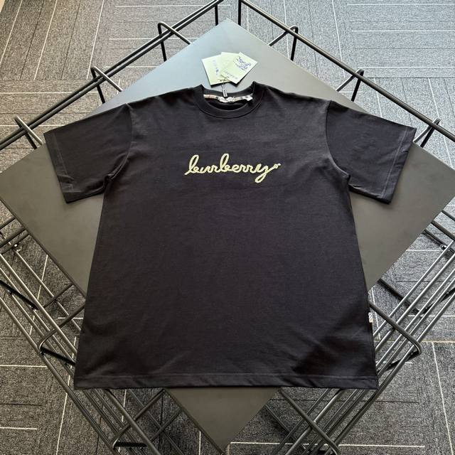 款号B003Burberry巴宝莉25Fw七夕限定款绣花短袖T恤定制280克全棉双纱硬挺面料 布面干净 布纹清晰 手感非常细腻扎实 更加力挺 舒适透气不易变形不