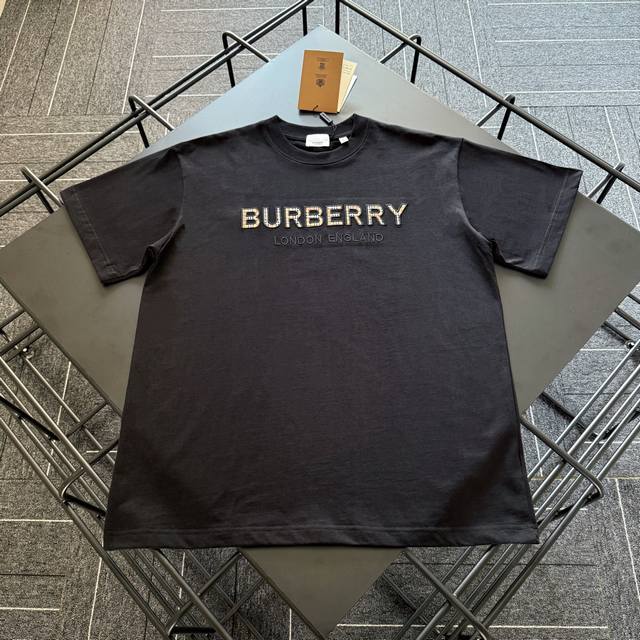 款号B002Burberry巴宝莉经典激光格子字母绣花短袖T恤定制280克全棉双纱硬挺面料 布面干净 布纹清晰 手感非常细腻扎实 更加力挺 舒适透气不易变形不易