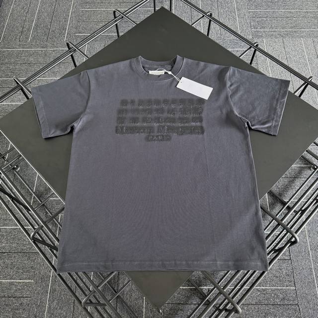 款号M003Mm6 马吉拉新款刺绣印花字母短袖T恤定制280克全棉双纱硬挺面料 布面干净 布纹清晰 手感非常细腻扎实 更加力挺 舒适透气不易变形不易褶皱1×1索