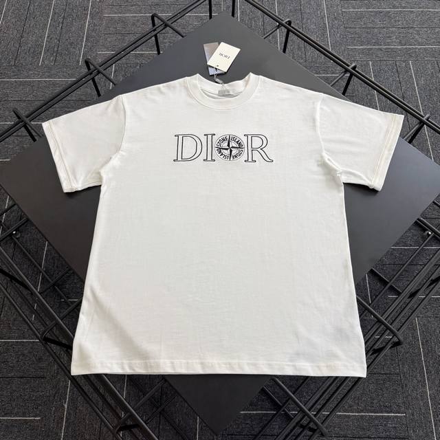 款号D005Diorstone 迪奥石头岛联名款短袖T恤市面高版 定制280克全棉双纱硬挺面料 布面干净 布纹清晰 手感非常细腻扎实 更加力挺 舒适透气不易变形