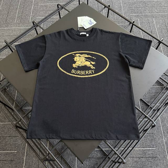 款号B002巴宝莉 25Ss 新款战马发泡印花短袖T恤定制280克全棉双纱硬挺面料 布面干净 布纹清晰 手感非常细腻扎实 更加力挺 舒适透气不易变形不易褶皱1×